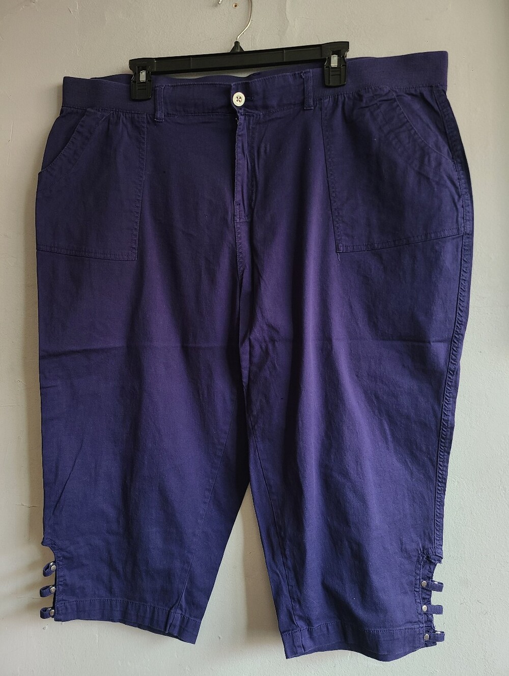 Women's size 16 dark blue navy capri pants w/comfortable waist band (42" waist)